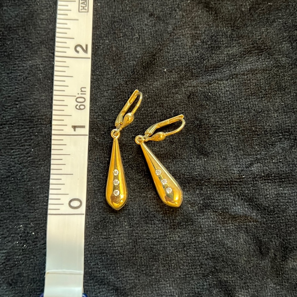 10kt gold earrings, synthetic diamonds (3) on the drops.
